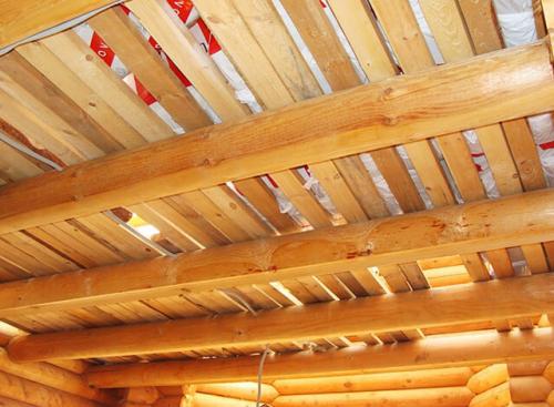 Потолок с балками освещение. Виды и материалы 10