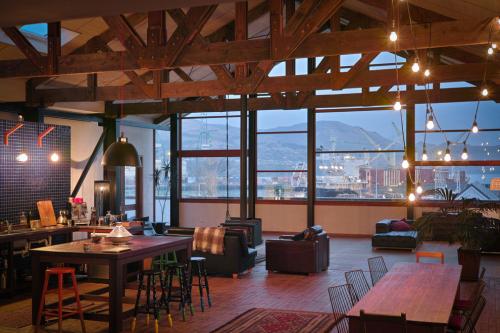 Балки деревянные в интерьере дома. Как красиво использовать деревянные балки в интерьере дома