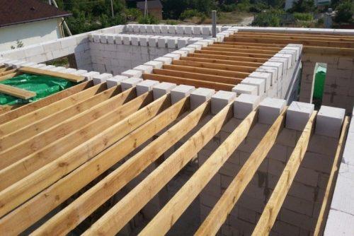 Как задекорировать балки в старом доме. Варианты потолочных балок