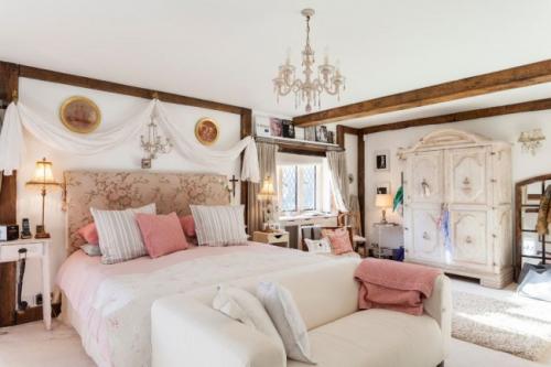 Чем покрасить деревянные балки на потолке. Дизайн с помощью потолочных балок