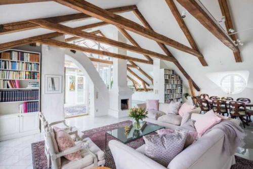 Балка в интерьере, как обыграть на потолке. Потолок с балками: ТОП-170 фото и видео идей оформления потолка с балками. Подбор дизайна для низких и высоких потолков. Виды материалов для балок