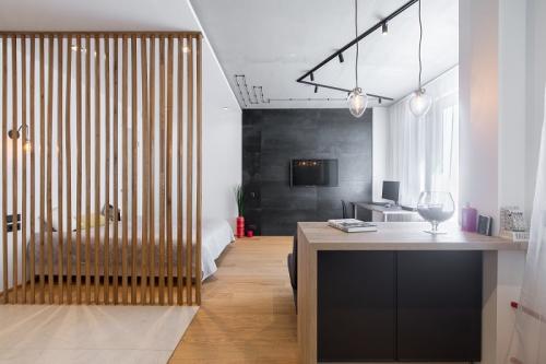 Рейки на белой стене. Варианты реализации идеи