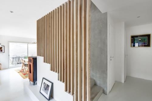 Рейки на белой стене. Варианты реализации идеи