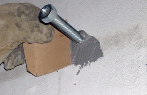 Как закрепить турник на кирпичной стене?