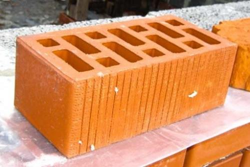 Как закрепить турник на кирпичной стене?