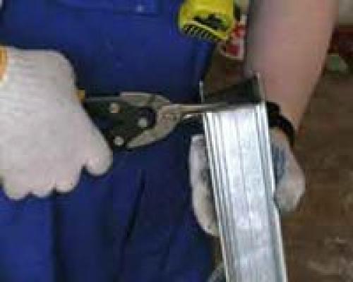 Как крепить профиль к кирпичной стене. Этап 2 – крепление направляющего профиля