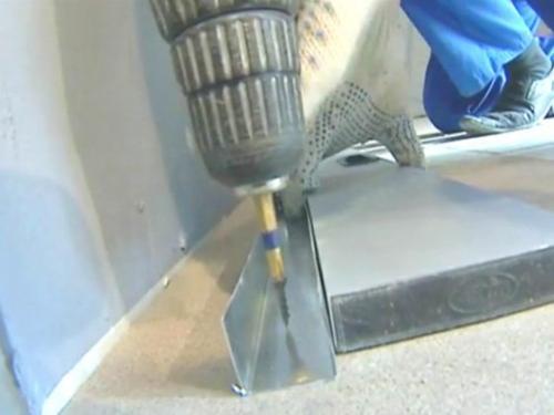 Как крепить профиль к кирпичной стене. Этап 2 – крепление направляющего профиля