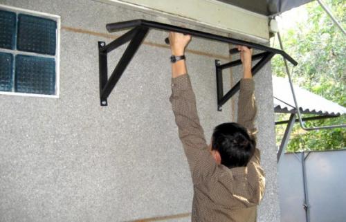 Как закрепить турник на кирпичной стене?