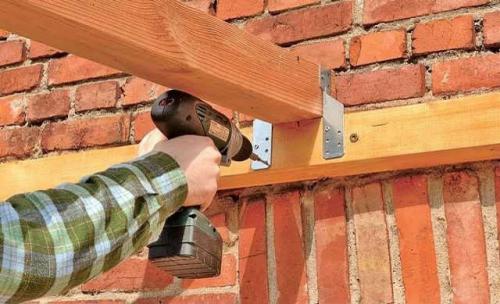 Крепление бруса к кирпичной стене. Как закрепить деревянный брус к кирпичной стене?