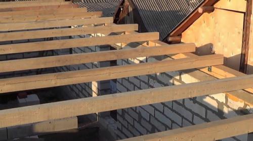 Способы крепления деревянных балок. Крепление балок крыши к мауэрлату
