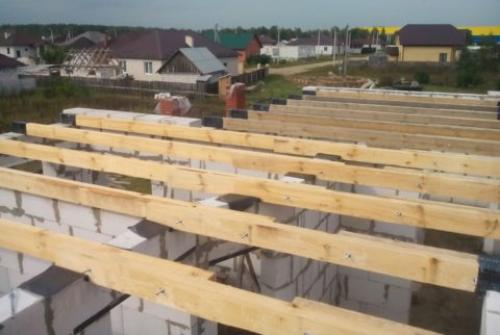 Крепление балок перекрытия к стенам из газобетона. Особенности монтажа деревянных балок перекрытий в газобетонном доме