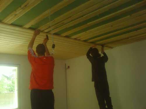 Потолок из вагонки с балками. Монтаж панелей на обрешетку