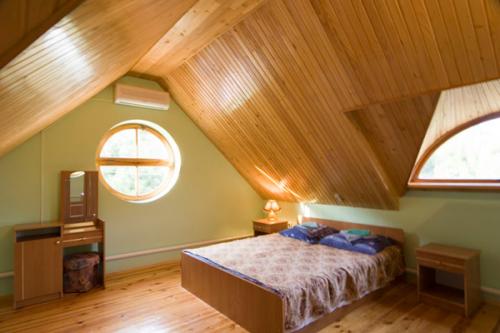 Потолок из вагонки с балками. Монтаж панелей на обрешетку 11