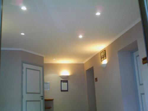 Как сделать потолок из гипсокартона с подсветкой. Особенности конструкции в разных комнатах