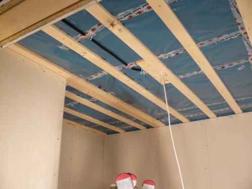 Подшивка потолка гипсокартоном по деревянным балкам. Укладка на обрешетку