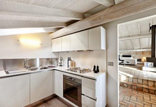 Монтаж декоративных полиуретановых балок. Декоративные балки из полиуретана: монтаж на потолок