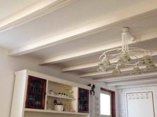 Монтаж декоративных полиуретановых балок. Декоративные балки из полиуретана: монтаж на потолок