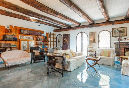 Монтаж декоративных полиуретановых балок. Декоративные балки из полиуретана: монтаж на потолок