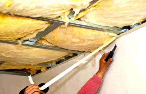 Подшивка потолка гипсокартоном по деревянным балкам. Установка гипсокартона на деревянный потолок с помощью металлического каркаса