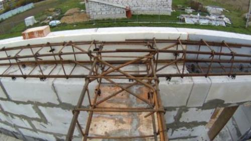 Установка балок перекрытия в доме из газобетона. Технология монтажа