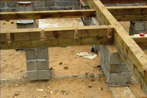 Как сделать пол из дерева на лагах. Установка лаг для пола 04