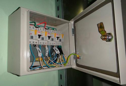 Где установить распределительный щит в частном доме. Где не стоит располагать электрощит в частном доме