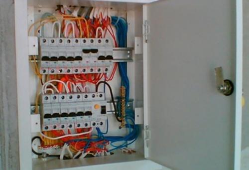 Где установить распределительный щит в частном доме. Где не стоит располагать электрощит в частном доме