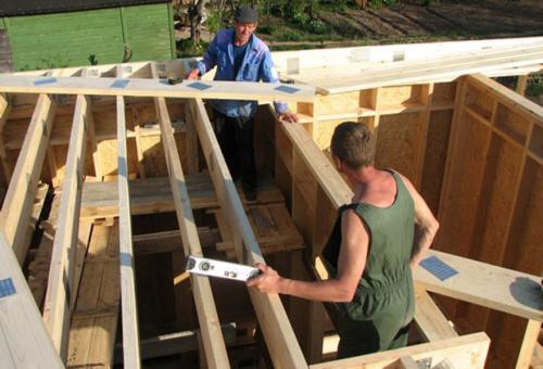 Укладка балок перекрытия чердачного дома на мауэрлат. Крепление балок перекрытия к мауэрлату: технология выполнения работ