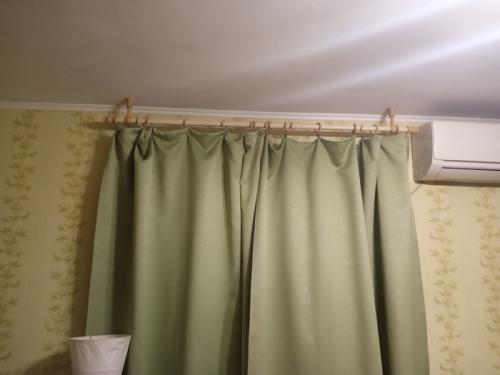 Карниз вываливается из стены. Карниз постоянно отваливается. Проблема решена