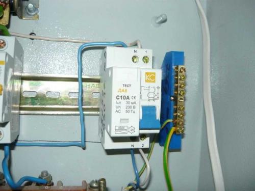 На что крепить дин рейку. DIN рейка – для чего применяется устройство и особенности монтажа модульного оборудования (105 фото). 5 лучших вариантов для щитка!