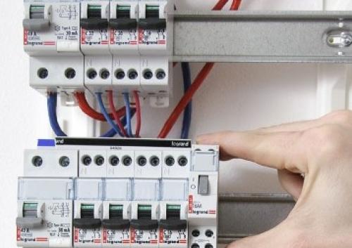 Установка автомата на дин рейку. Монтаж электооборудования на DIN-рейке