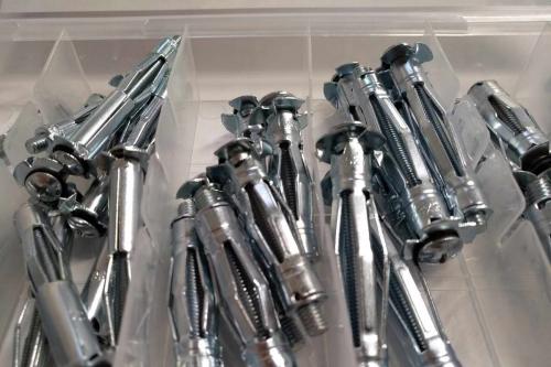 Как закрепить дюбель в рыхлой стене.