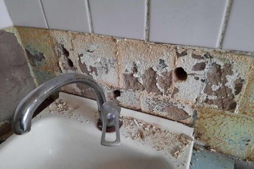 Как закрепить дюбель в стене.