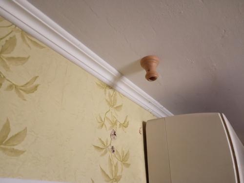 Карниз вываливается из стены. Карниз постоянно отваливается. Проблема решена